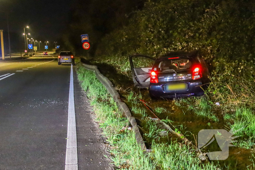 Auto schiet door de bocht en botst tegen geluidswand