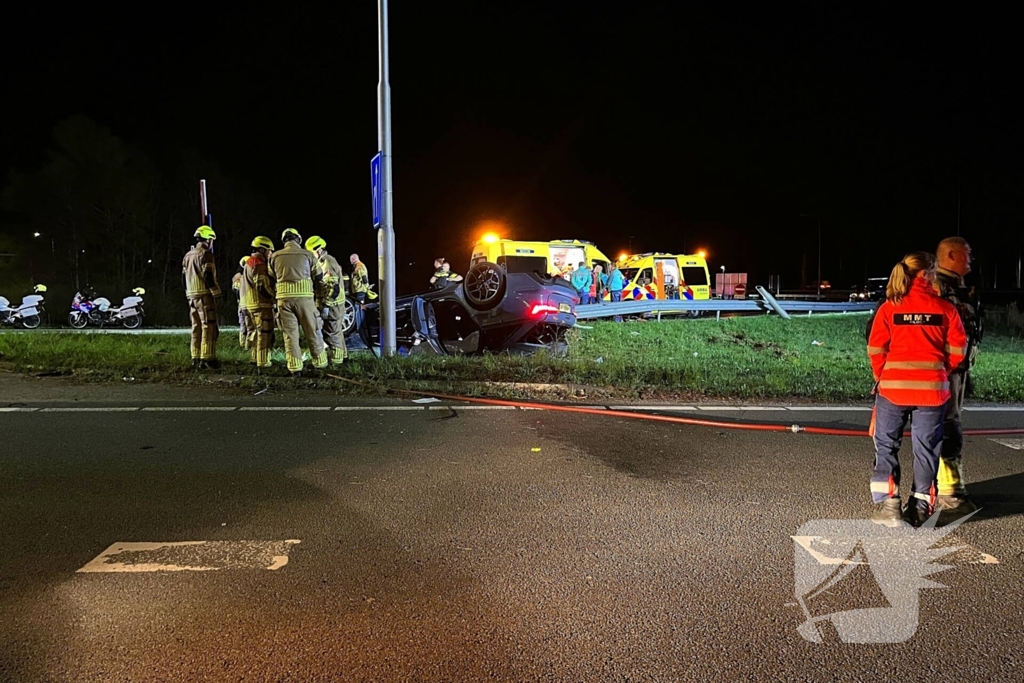 Auto belandt op de kop; bestuurder zwaargewond