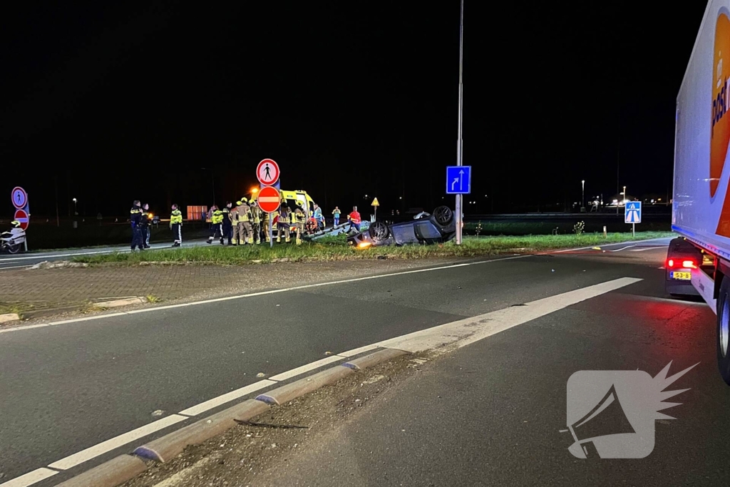 Auto belandt op de kop; bestuurder zwaargewond