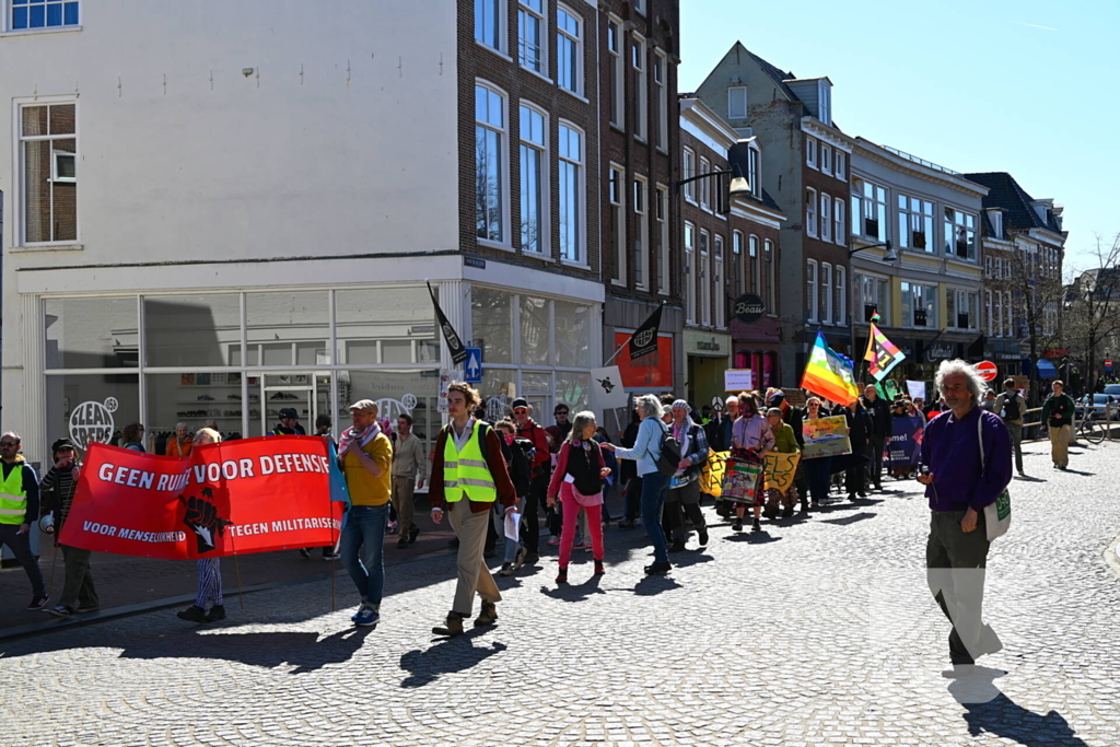 Protestmars voor menselijkheid en tegen militarisme