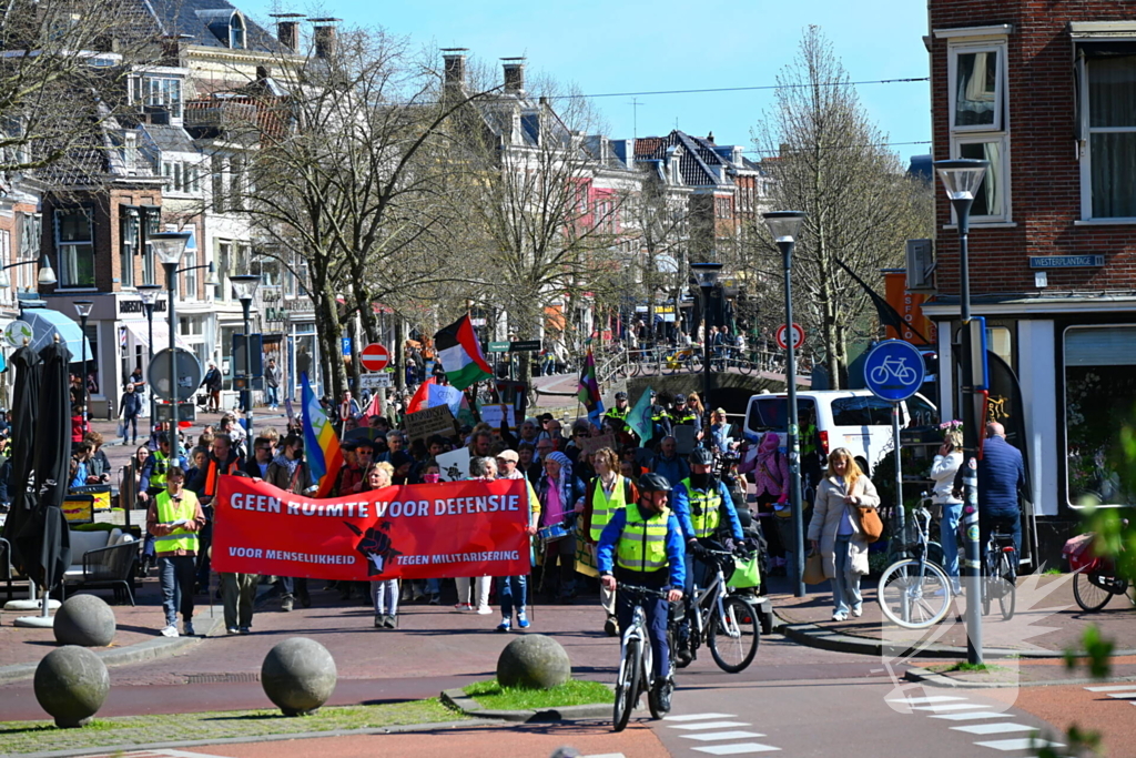 Protestmars voor menselijkheid en tegen militarisme