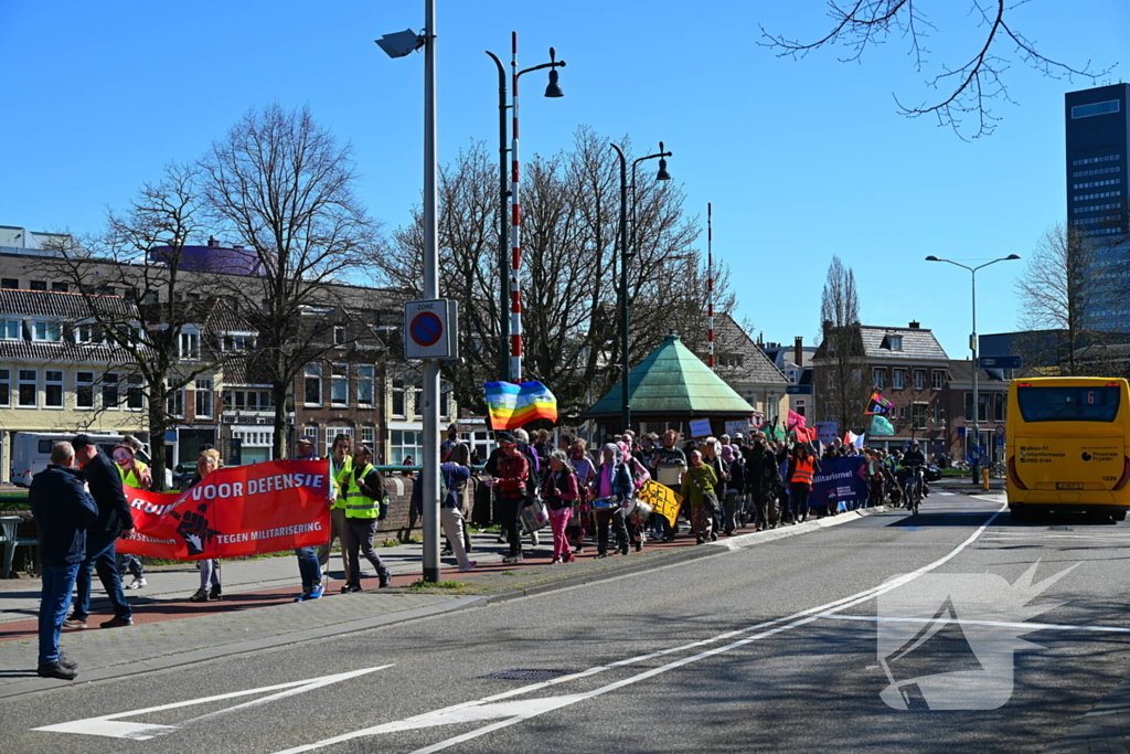 Protestmars voor menselijkheid en tegen militarisme