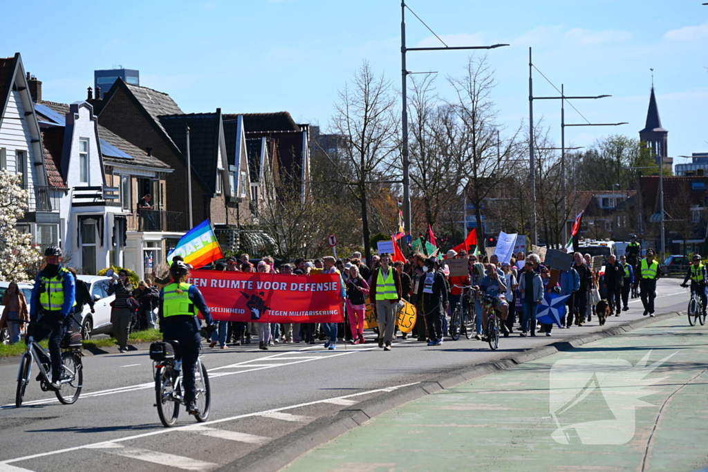 Protestmars voor menselijkheid en tegen militarisme