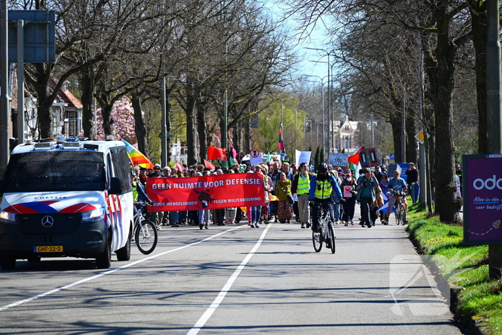 Protestmars voor menselijkheid en tegen militarisme