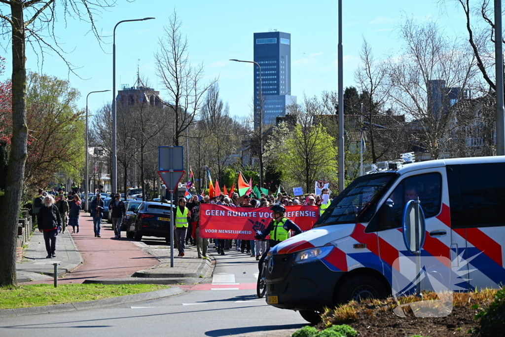 Protestmars voor menselijkheid en tegen militarisme