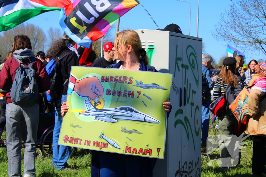 Protestmars voor menselijkheid en tegen militarisme