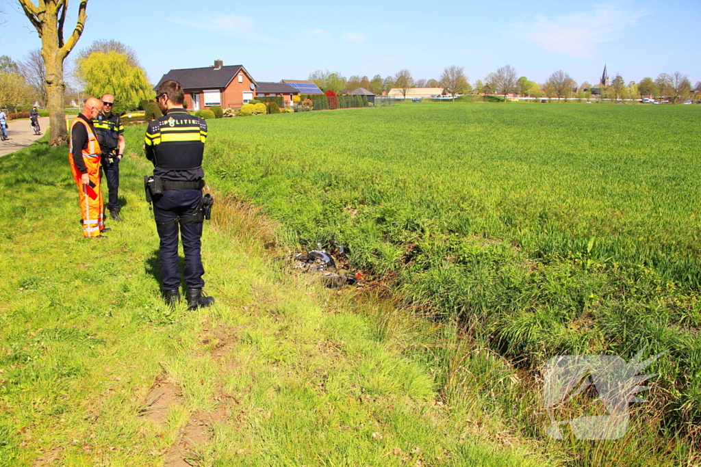 Motorrijder schuift over wegdek en belandt in sloot