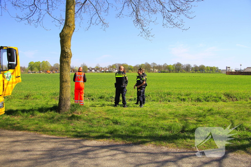 Motorrijder schuift over wegdek en belandt in sloot