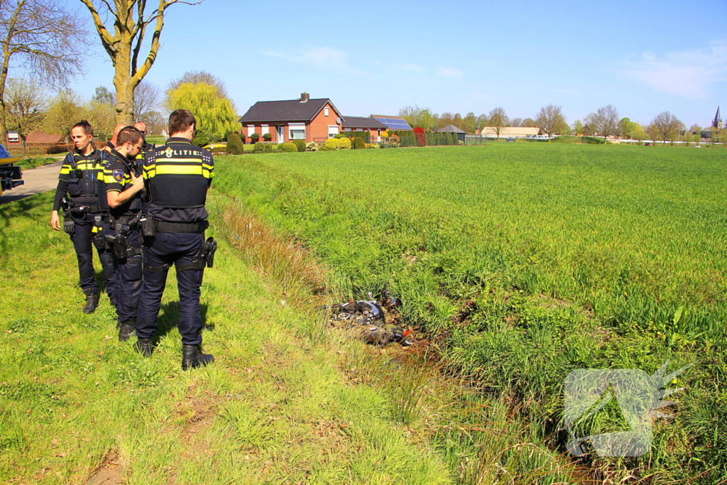 Motorrijder schuift over wegdek en belandt in sloot
