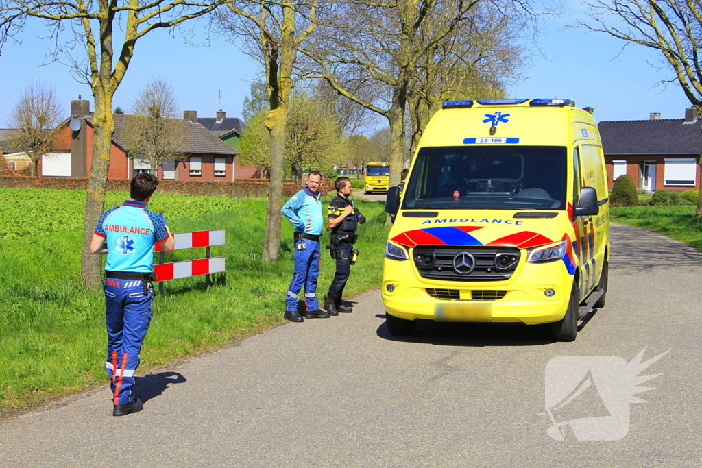 Motorrijder schuift over wegdek en belandt in sloot
