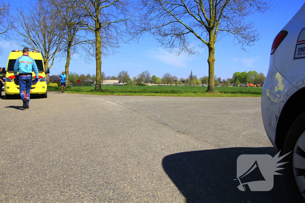 Motorrijder schuift over wegdek en belandt in sloot