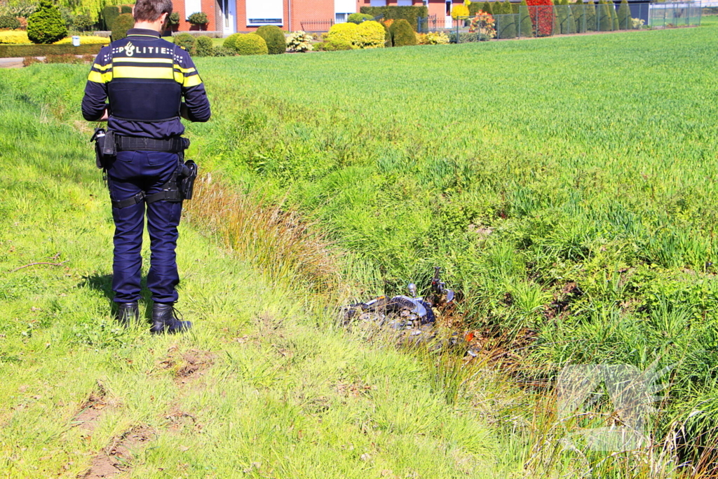 Motorrijder schuift over wegdek en belandt in sloot