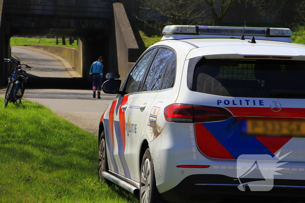 Motorrijder schuift over wegdek en belandt in sloot