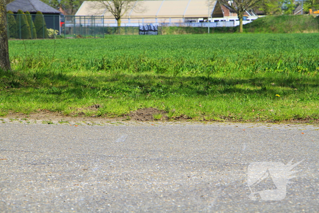 Motorrijder schuift over wegdek en belandt in sloot