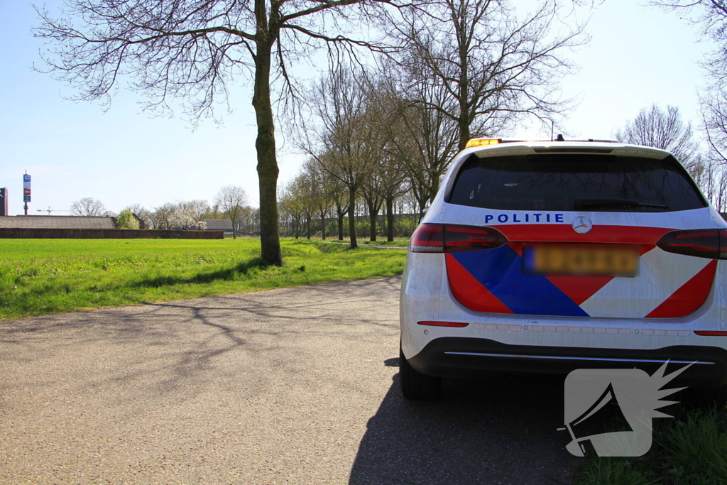 Motorrijder schuift over wegdek en belandt in sloot