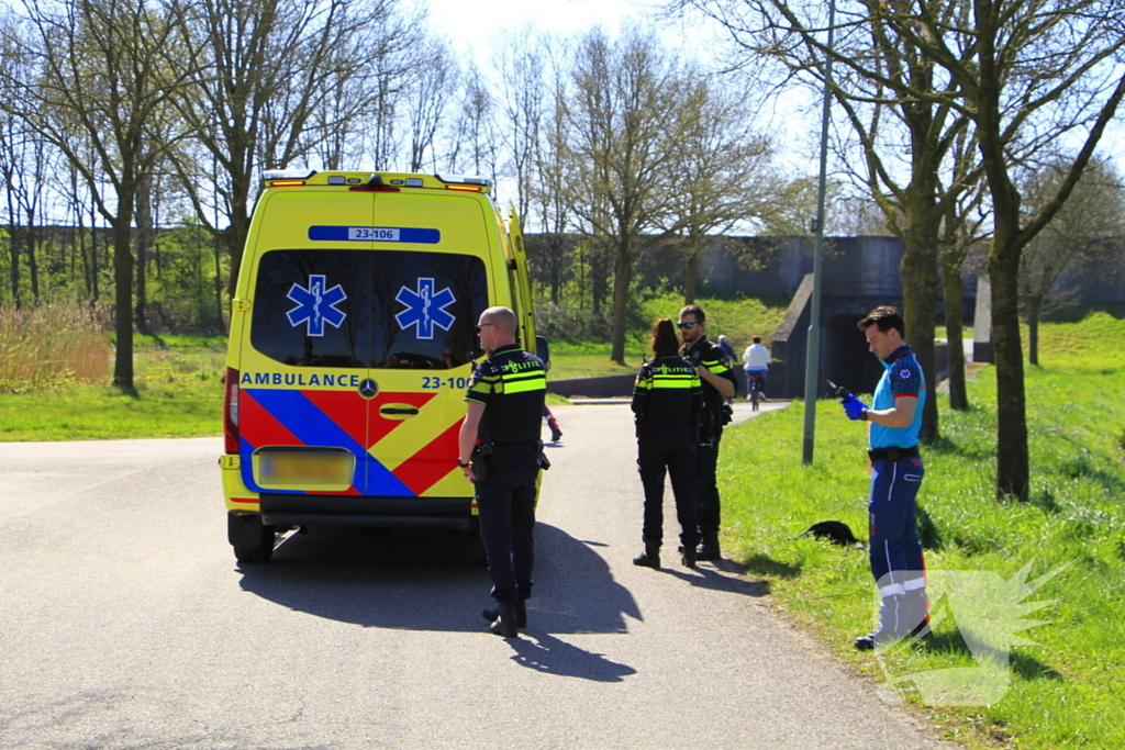 Motorrijder schuift over wegdek en belandt in sloot