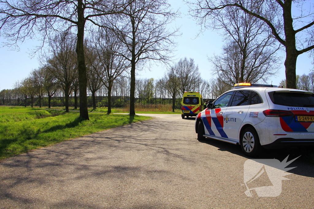 Motorrijder schuift over wegdek en belandt in sloot