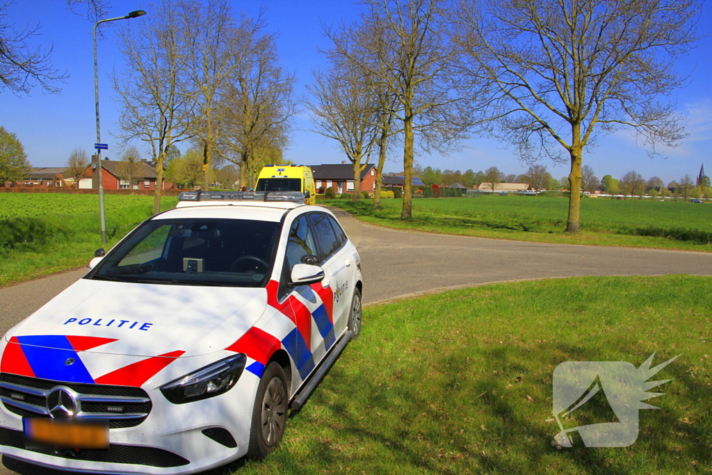 Motorrijder schuift over wegdek en belandt in sloot