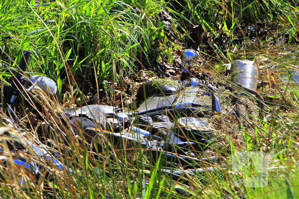 Motorrijder schuift over wegdek en belandt in sloot
