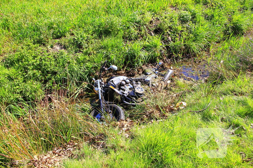 Motorrijder schuift over wegdek en belandt in sloot