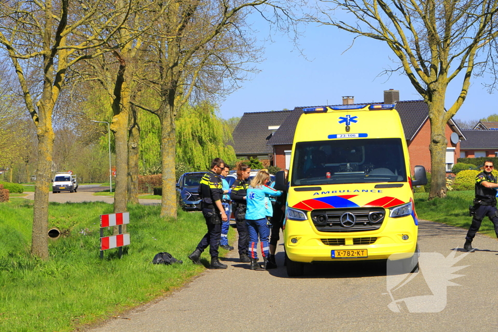 Motorrijder schuift over wegdek en belandt in sloot