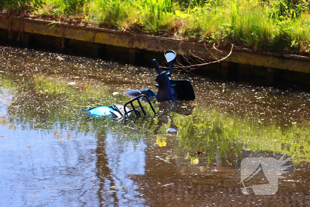 Scooterrijder gewond nadat scooter ter water raakt