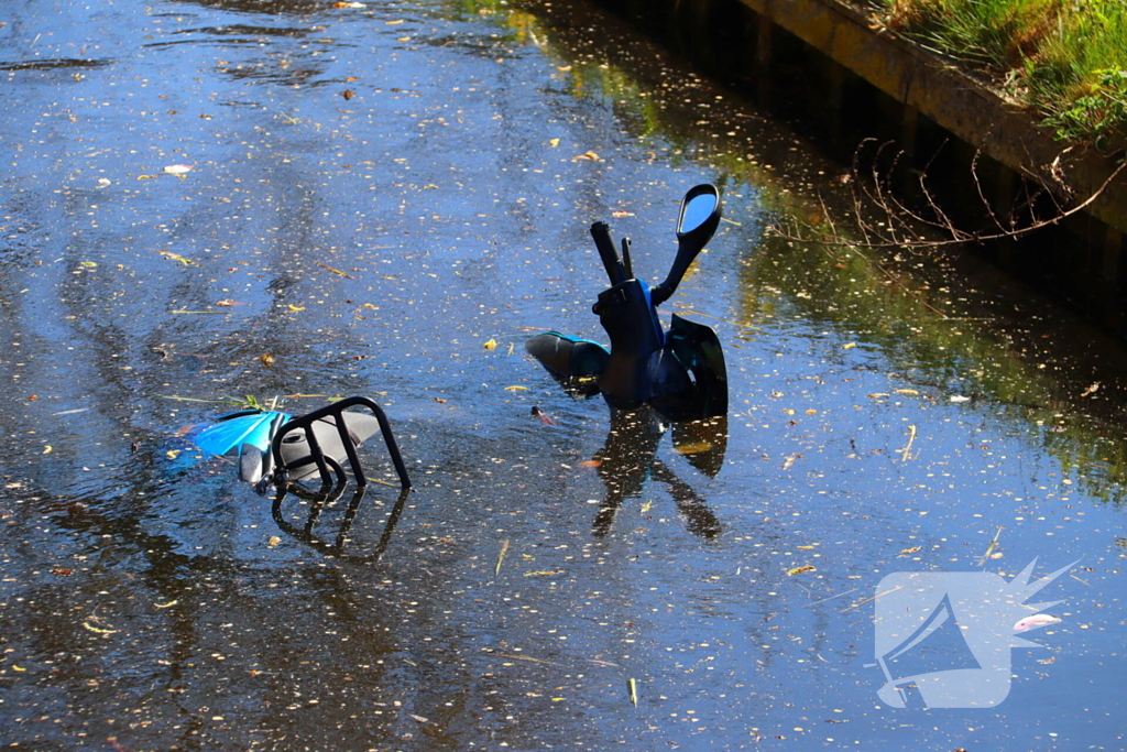 Scooterrijder gewond nadat scooter ter water raakt