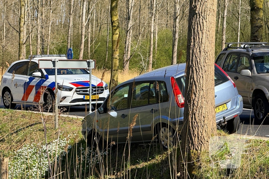 Auto's in botsing op kruising