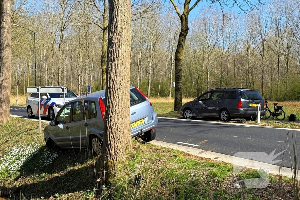 Auto's in botsing op kruising