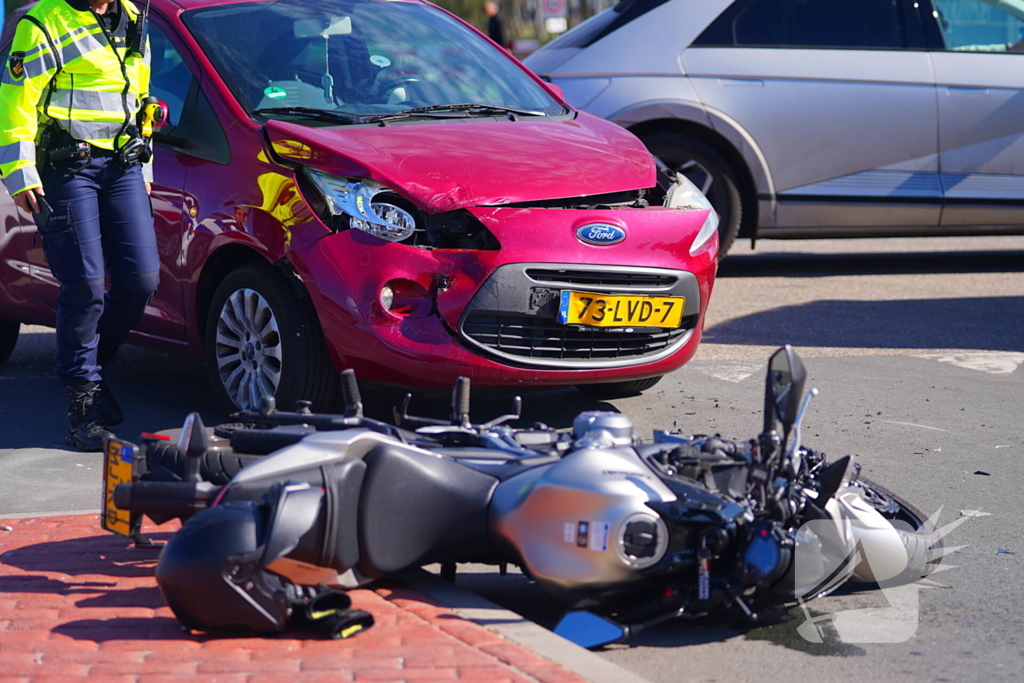 Motorrijder ten val bij aanrijding met personenauto