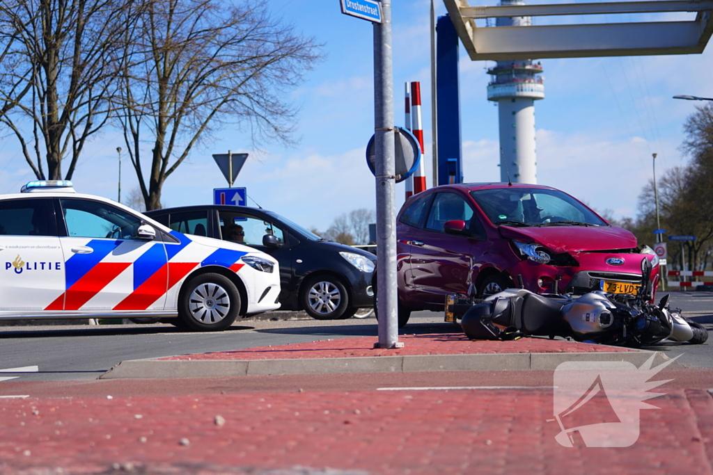 Motorrijder ten val bij aanrijding met personenauto