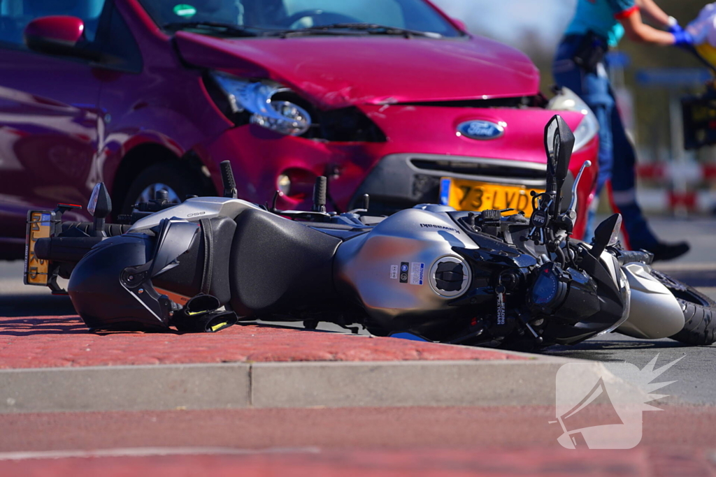 Motorrijder ten val bij aanrijding met personenauto