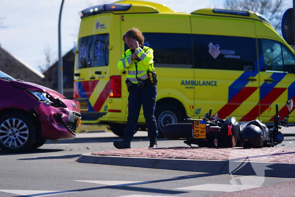 Motorrijder ten val bij aanrijding met personenauto