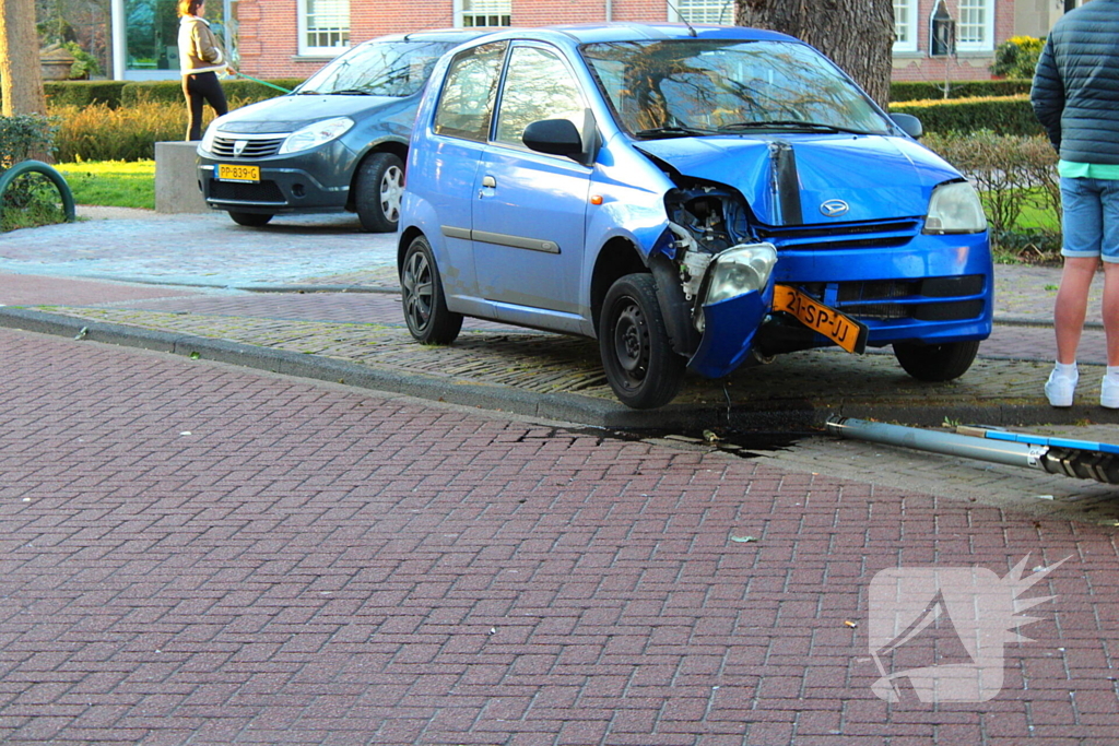 Automobilist ziet lantaarnpaal over het hoofd