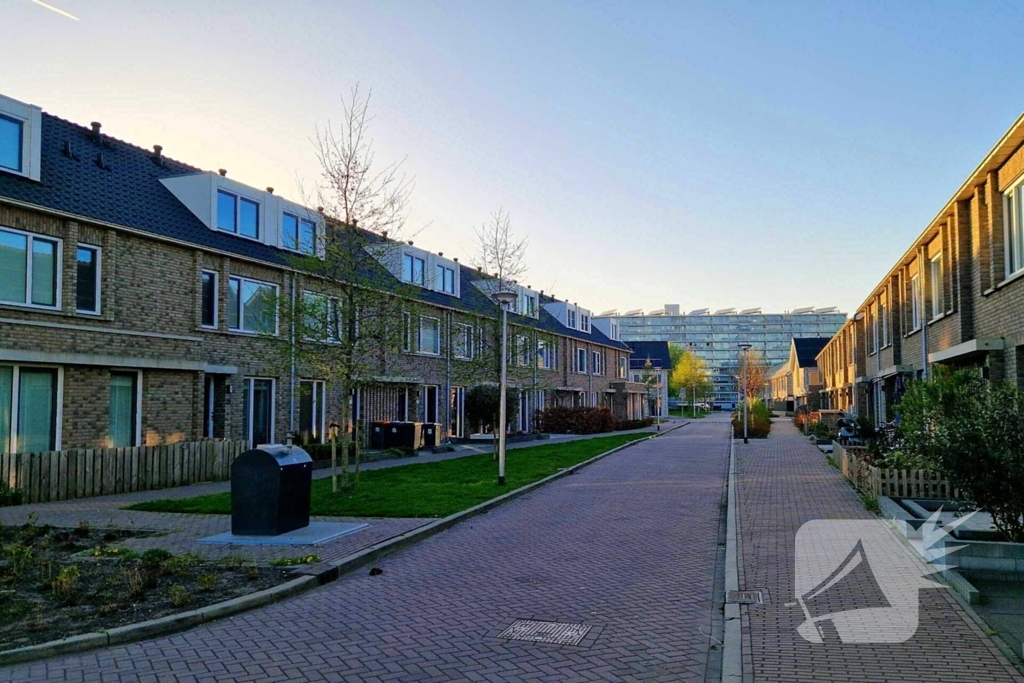 Politie in kogelwerende vesten zetten straten af