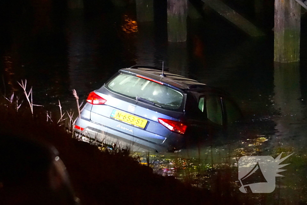 Personenauto raakt te water