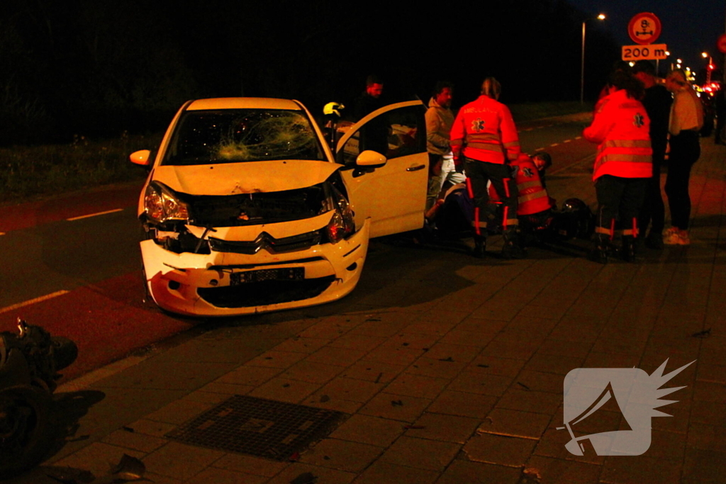 Flinke aanrijding tussen personenauto en scooter
