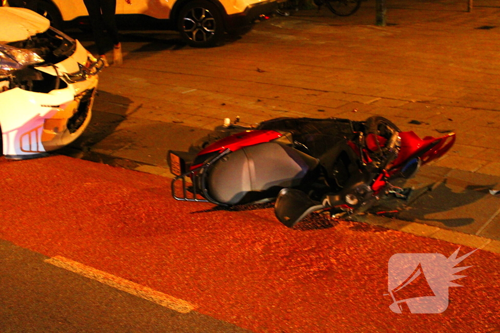 Flinke aanrijding tussen personenauto en scooter