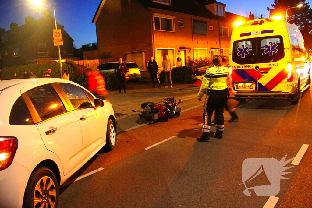Flinke aanrijding tussen personenauto en scooter