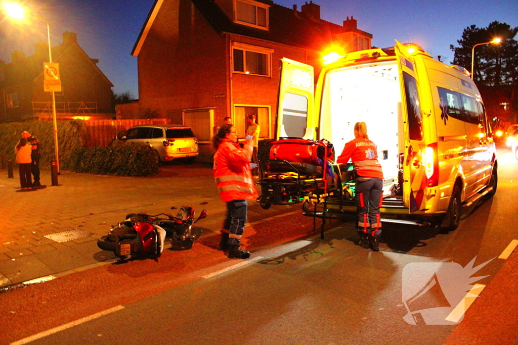 Flinke aanrijding tussen personenauto en scooter