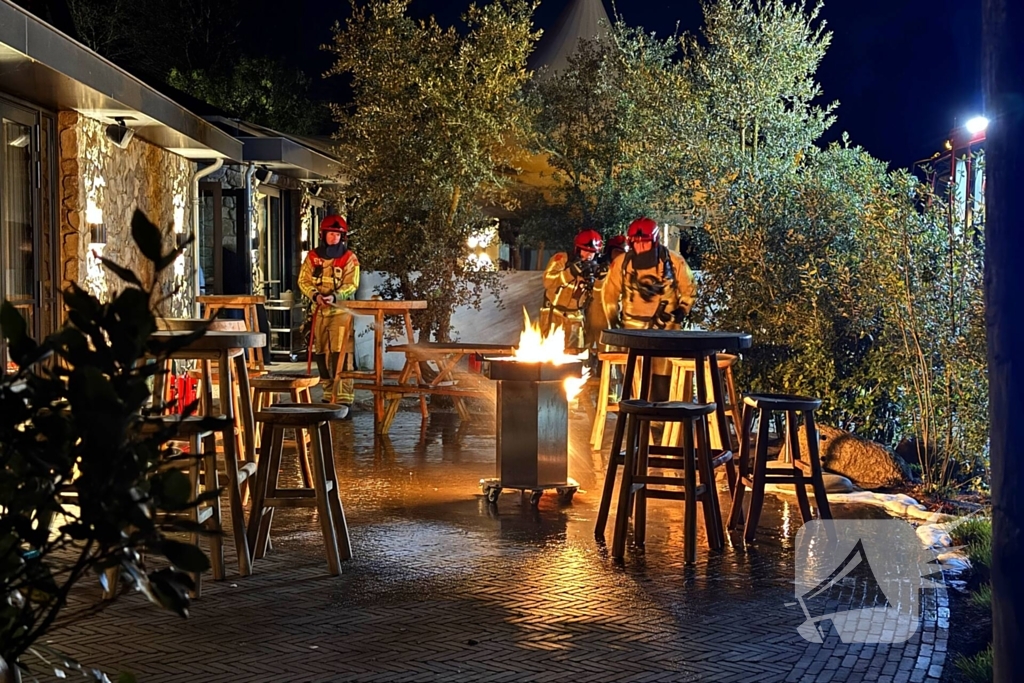 Brandweer blust brandende gasfles