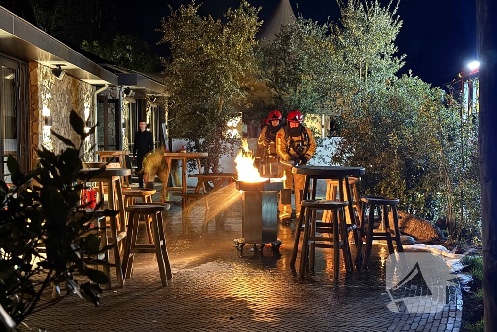 Brandweer blust brandende gasfles