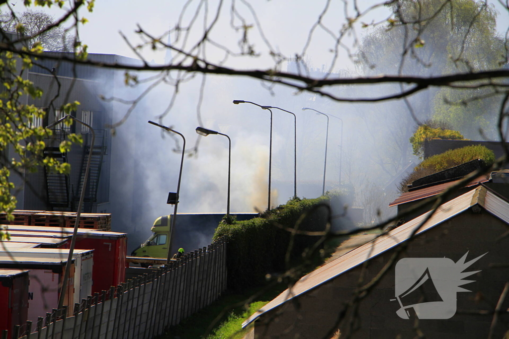 Flinke rookontwikkeling bij brand in bakwagen