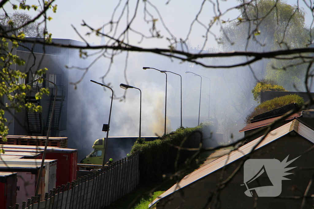 Flinke rookontwikkeling bij brand in bakwagen