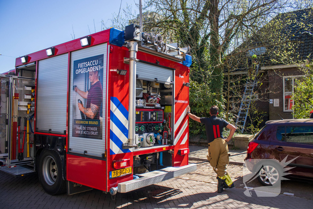 Brand in dakgoot snel onder controle