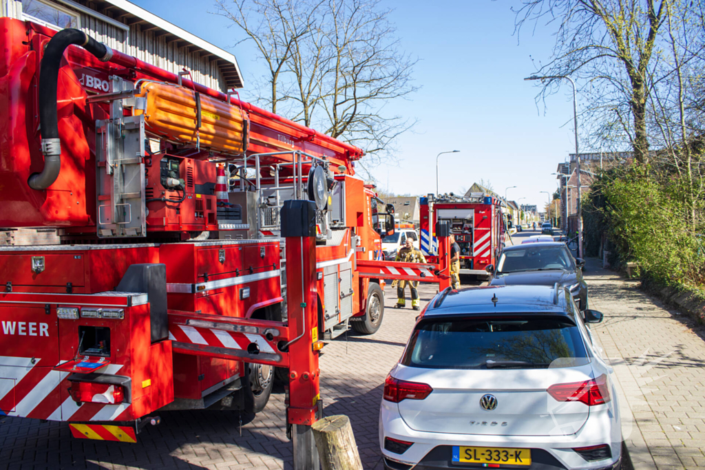 Brand in dakgoot snel onder controle