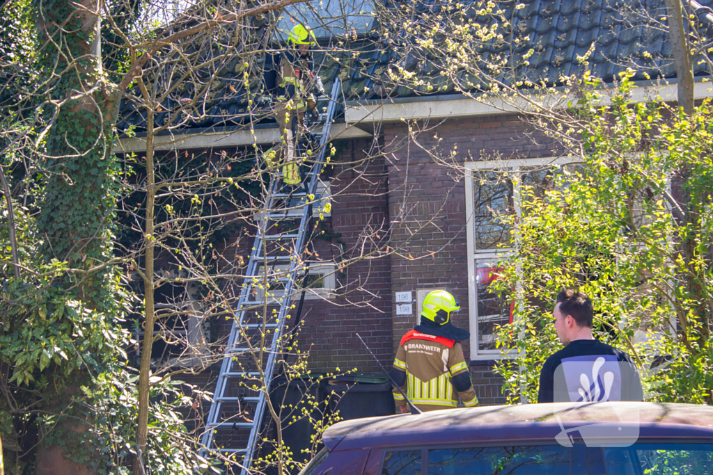 Brand in dakgoot snel onder controle