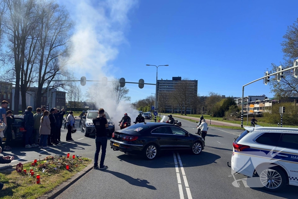 Bloemen gelegd tijdens herdenkingstocht voor overleden Jonathan (28)