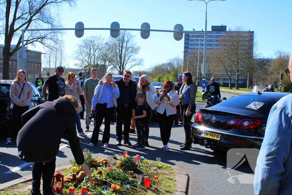 Bloemen gelegd tijdens herdenkingstocht voor overleden Jonathan (28)