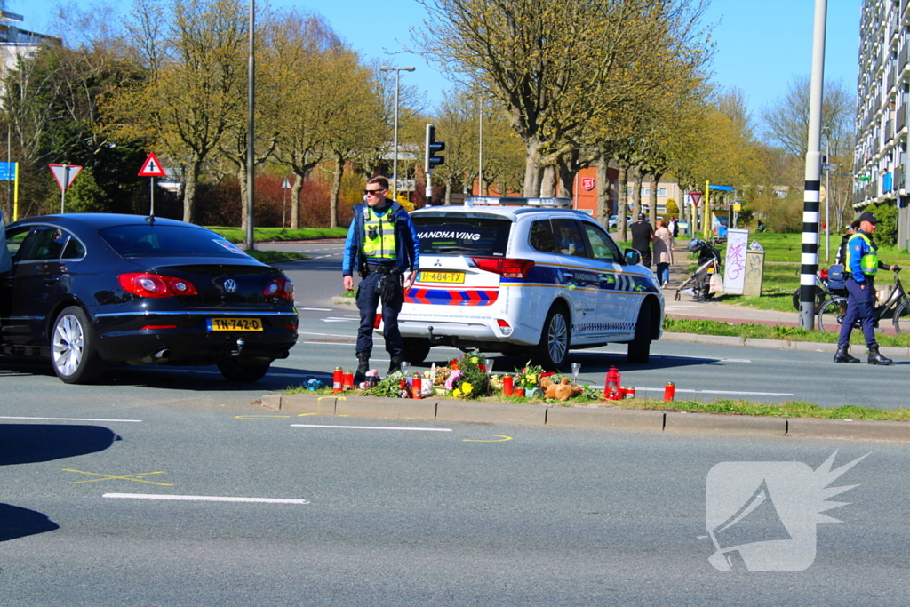 Bloemen gelegd tijdens herdenkingstocht voor overleden Jonathan (28)